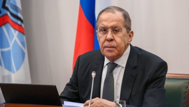 صورة لافروف: محاولة إفشال المفاوضات بين روسيا وأوكرانيا وراء “استفزاز بوتشا”