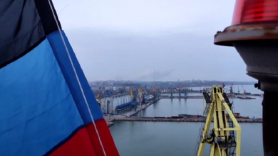 صورة قوات دونيتسك ترفع علم الجمهورية فوق منطقة مصنع “آزوفستال” بماريوبول