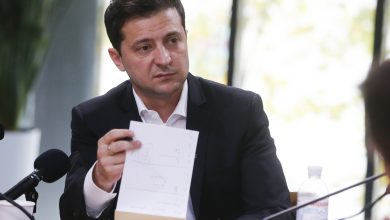 صورة زيلينسكي يشرك عنصرين من كتيبة “آزوف” نازية في كلمته أمام برلمان اليونان ونواب يحتجون