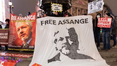 صورة زوجة أسانج تتحدث عن تدهور صحته في سجون لندن