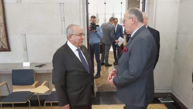 صورة لعمامرة يلتقي مع نظيره البولندي السيد زبيغنييو رو خلال تواجده بوارسو