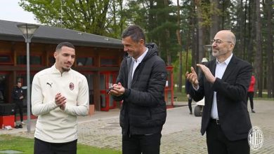 صورة إدارة نادي ميلان الإيطالي تكرم اللاعب الجزائري إسماعيل بن ناصر بعد وصوله للمباراة 100 بقميص النادي.