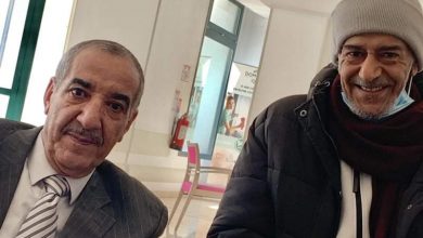 صورة قنصل الجزائر بكريتاي بباريس يقوم بزيارة اطمئنان وود للفنان صالح أوقروت
