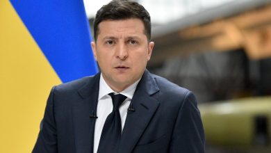 صورة زيلينسكي يوقع قانون “إزالة الصبغة السوفيتية عن تشريعات أوكرانيا”