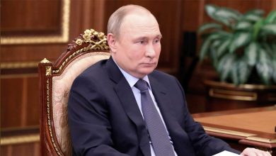 صورة بوتين يردد كلمات الشاعر تفاردوفسكي: “ليكن صوتنا غير مسموع لكن عليكم أن تعرفوه”