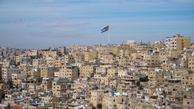 صورة الأردن.. تكريم ضابط أعاد مبلغا ماليا كبيرا لأصحابه