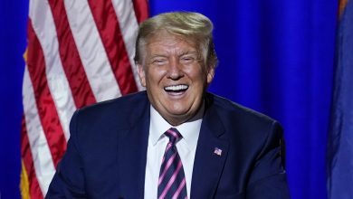 صورة ترامب يعلق على “سقطة” بايدن بفيديو ساخر