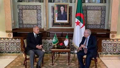 صورة رمطان لعمامرة يُجري محادثات ثنائية على انفراد مع الأمين العام لجامعة الدول العربية، السيد أحمد أبو الغيط