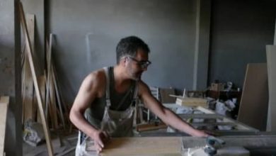 صورة عين مليلة: حرفة النجارة، إبداع في المائدة الخشبية رغم المخاطر التي تواجه أصحاب المهنة