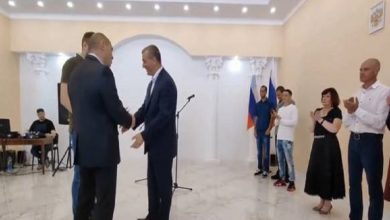 صورة تسليم أول جنسيات روسية لسكان كوبياسك بمنطقة خاركوف