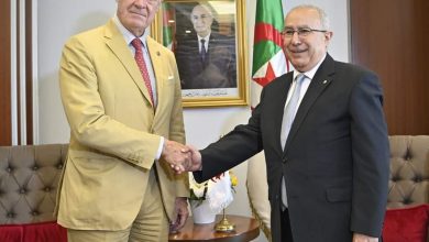 صورة رمطان لعمامرة يستقبل او المبعوث الخاص للأمين العام للأمم المتحدة إلى الصحراء الغربية، السيد ستافان دي ميستورا