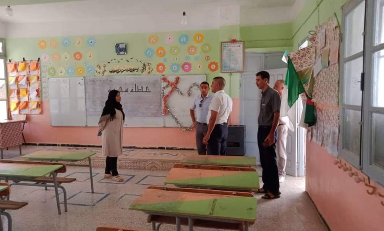 صورة باتنة: رئيس دائرة أولاد سي سليمان يقف على التحضيرات الأخيرة بمدرسة ناصري الشريف