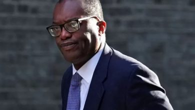 صورة انخفاض الجنيه الإسترليني إلى مستوى قياسي والحكومة البريطانية تتعهد بمزيد من التخفيضات الضريبية