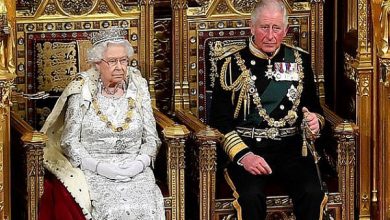 صورة الملك تشارلز يخلف إليزابيث الثانية على عرش بريطانيا