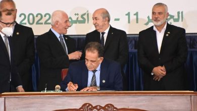 صورة التاريخ يكرر نفسه..التوقيع على “إعلان الجزائر” من أجل تحقيق الوحدة الوطنية الفلسطينية، تحت قيادة رئيس الجمهورية السيد عبد المجيد تبون، بقصر الأمم.