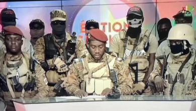صورة ضباط بالجيش في بوركينا فاسو يطيحون بقائد الانقلاب العسكري