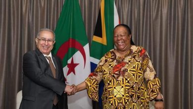 صورة لعمامرة في زيارة عمل إلى جنوب افريقيا