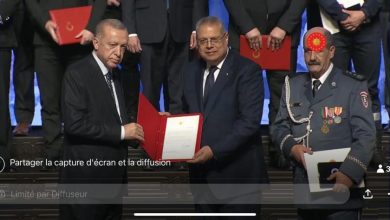 صورة السيد رجب أردوغان يترأس حفل تسليم الميداليات للشخصيات التي شاركت في عملية الإنقاذ إثر الزلزال