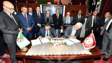 صورة التوقيع على اتفاقية توأمة بين جامعتي الأمير عبد القادر بقسنطينة والزيتونة (تونس)