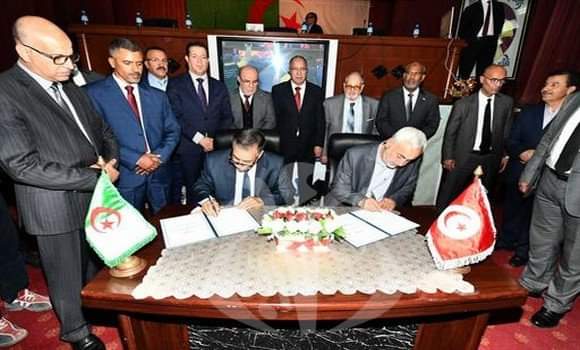 صورة التوقيع على اتفاقية توأمة بين جامعتي الأمير عبد القادر بقسنطينة والزيتونة (تونس)