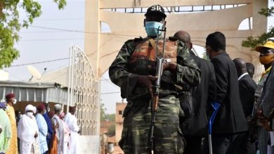 صورة جنود من الحرس الرئاسي في النيجر يحتجزون الرئيس محمد بازوم داخل القصر الرئاسي