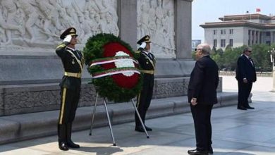 صورة رئيس الجمهورية يضع إكليلا من الزهور أمام نصب أبطال الشعب التذكاري ببكين