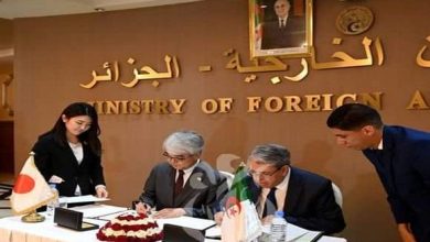 صورة التوقيع على اتفاق جزائري ياباني حول استحداث لجنة اقتصادية مشتركة