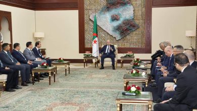 صورة رئيس الجمهورية يستقبل أعضاء المكتب الموسع لمجلس تجديد الاقتصاد الجزائري برئاسة كمال مولى