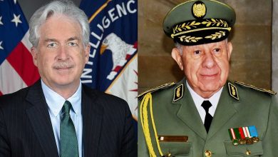 صورة الفريق أول السعيد شنڤريحة، رئيس أركان الجيش الوطني الشعبي يتلقى مكالمة هاتفية من مدير وكالة الاستخبارات المركزية الأمريكية